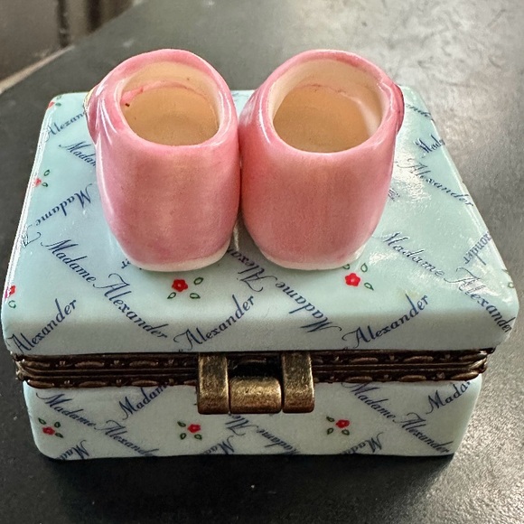 VINTAGE 1999 MADAME ALEXANDER PORCELAIN TRINKET BLUE DOLL BOX PINK BABY SHOES - Picture 7 of 8